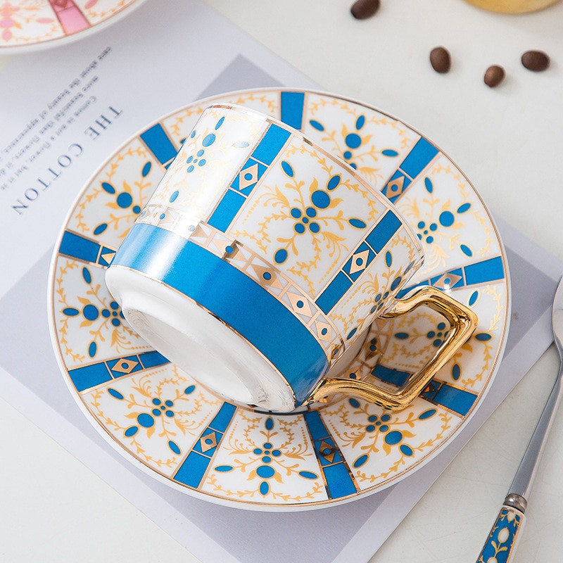 Комплект чаша за кафе и чинийка от скандинавски порцелан със златна дръжка Британска керамична чаша за кафе за кафе Чаша за чай Двойка чаши за еспресо Подарък