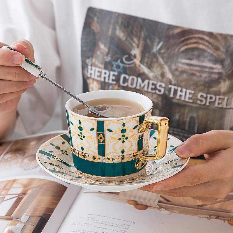 Комплект чаша за кафе и чинийка от скандинавски порцелан със златна дръжка Британска керамична чаша за кафе за кафе Чаша за чай Двойка чаши за еспресо Подарък
