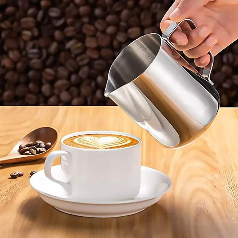 Rozsdamentes acél kávé tejhabos kancsó gőzölgő éles kifolyó tej kávékancsó cappuccino latte art espresso barista gőzpohár