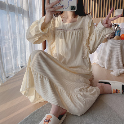 Ženska spavaćica s dugim rukavima i četvrtastim izrezom za dojilje