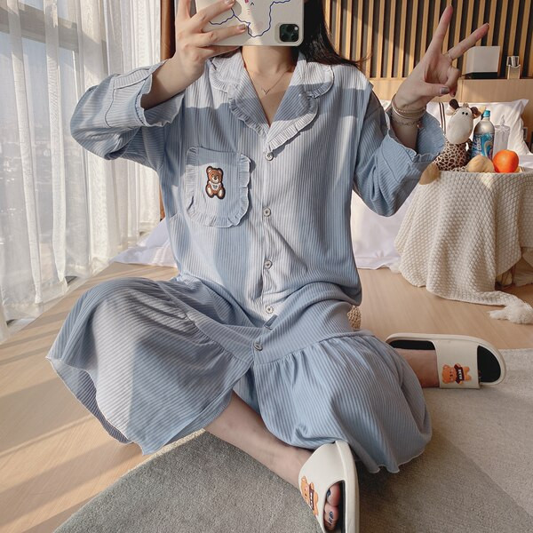 Ženska spavaćica s dugim rukavima i četvrtastim izrezom za dojilje