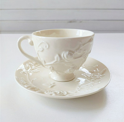 Europietiško stiliaus nauja kaulinio porceliano kreminės spalvos rožinė reljefinė kavos puodelio lėkštė juodos arbatos puodelis popietės arbatos puodelio lėkštė