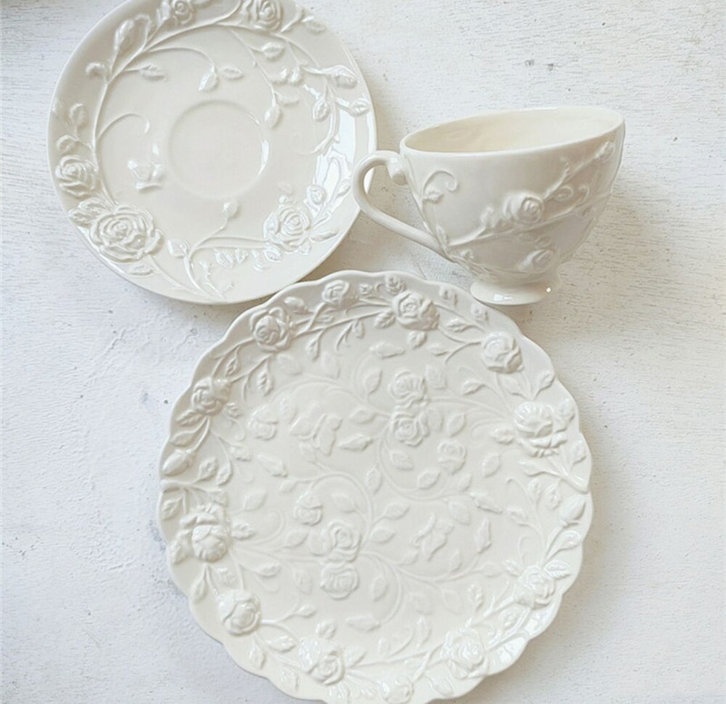 Europietiško stiliaus nauja kaulinio porceliano kreminės spalvos rožinė reljefinė kavos puodelio lėkštė juodos arbatos puodelis popietės arbatos puodelio lėkštė