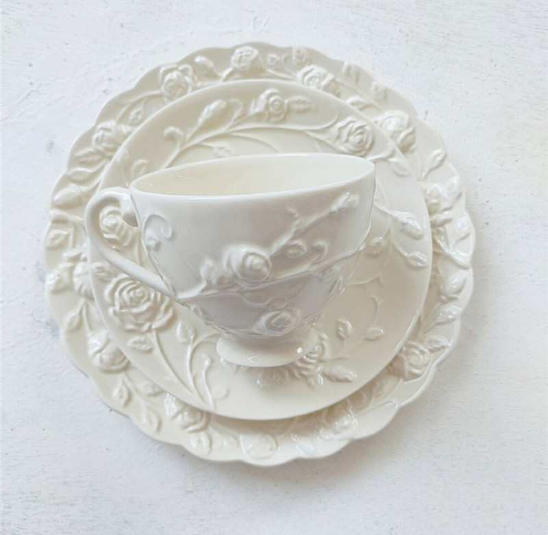 Europietiško stiliaus nauja kaulinio porceliano kreminės spalvos rožinė reljefinė kavos puodelio lėkštė juodos arbatos puodelis popietės arbatos puodelio lėkštė
