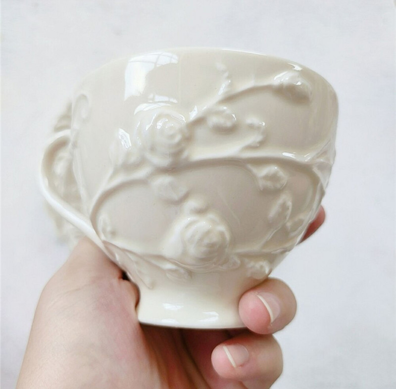 Europietiško stiliaus nauja kaulinio porceliano kreminės spalvos rožinė reljefinė kavos puodelio lėkštė juodos arbatos puodelis popietės arbatos puodelio lėkštė