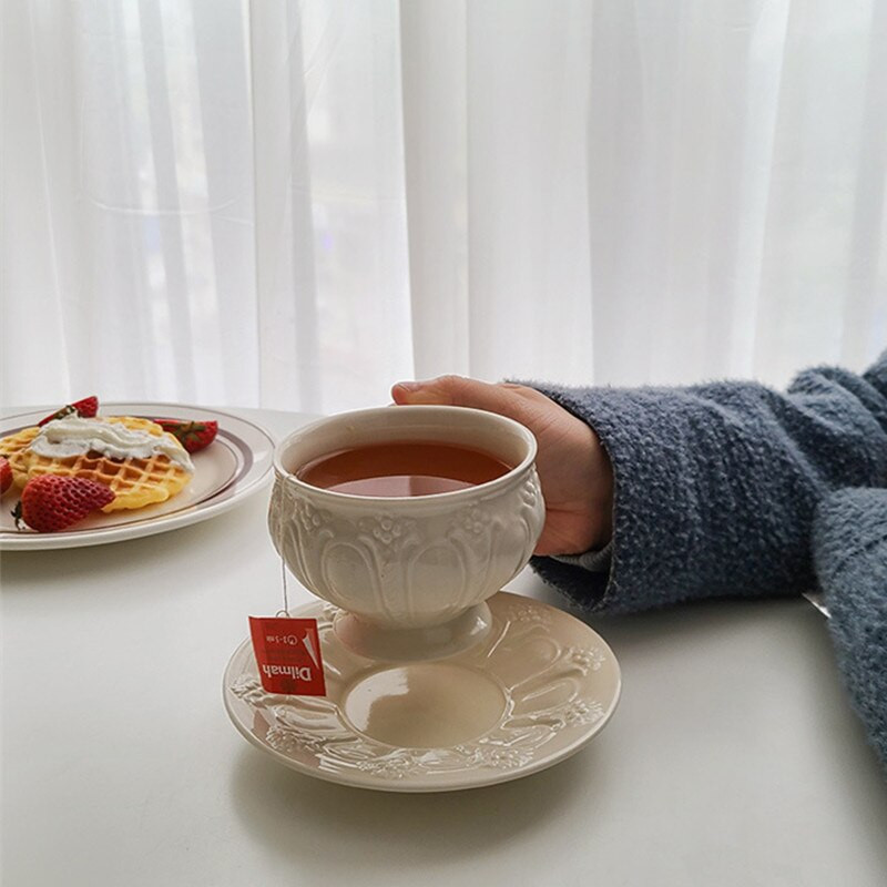 Set de ceai de ceai cu mâner decorativ de nuntă, sculptat în stil nordic, din ceramică albă.