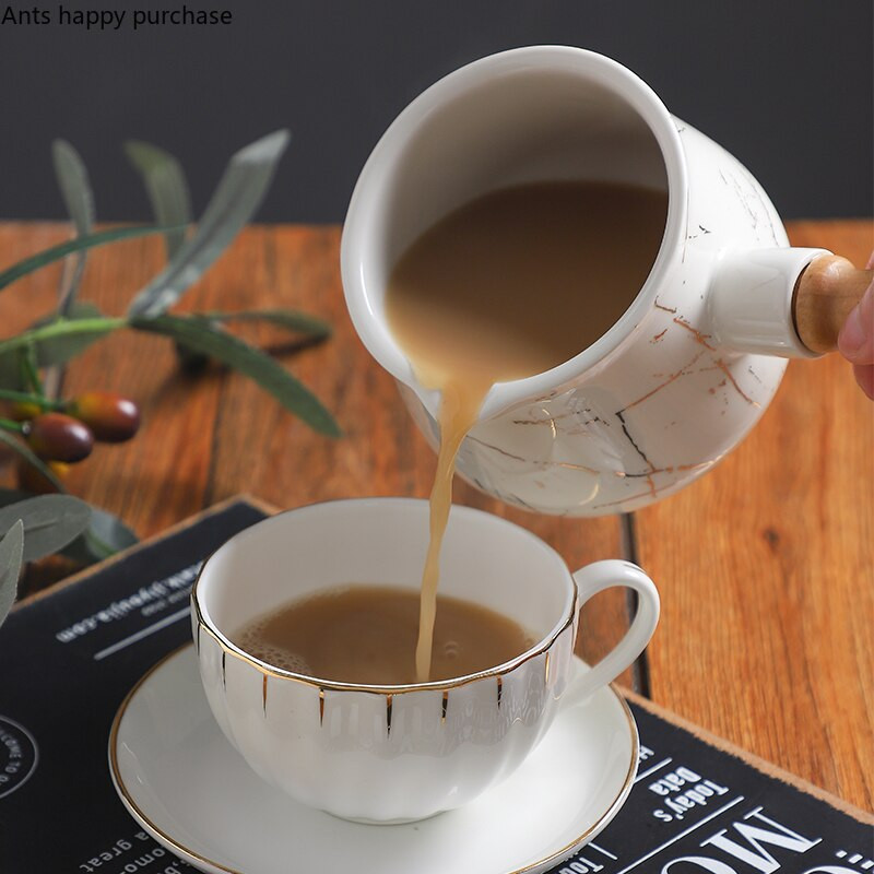Balto aukso rašto keraminis pieno ąsotis medinė rankena Kavos pieno puodas Kavos reikmenys Kavos priedai Stalinis pieno ąsotis su mediniu dangteliu