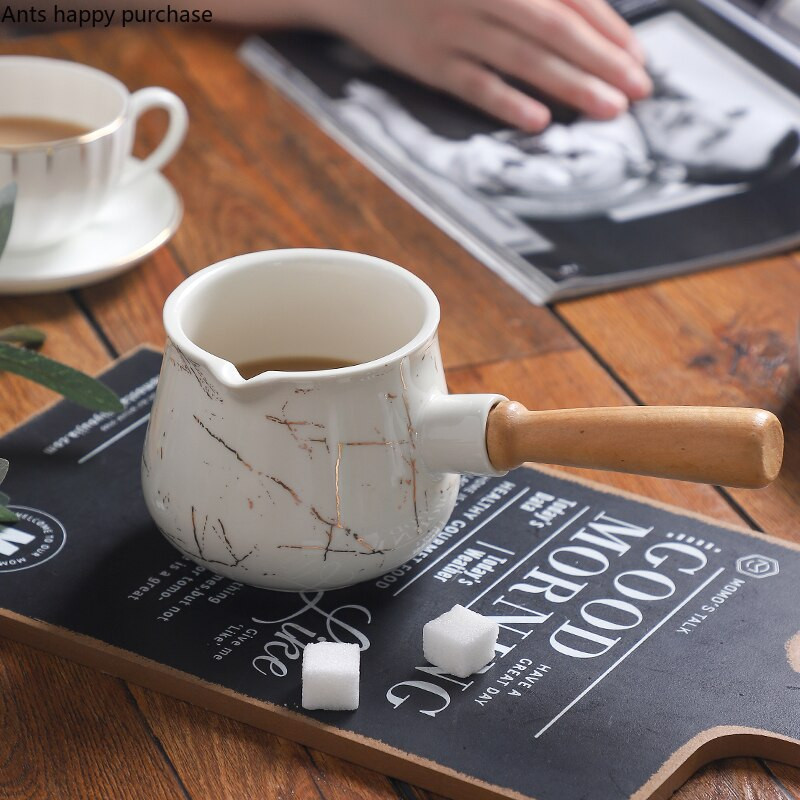 Balto aukso rašto keraminis pieno ąsotis medinė rankena Kavos pieno puodas Kavos reikmenys Kavos priedai Stalinis pieno ąsotis su mediniu dangteliu