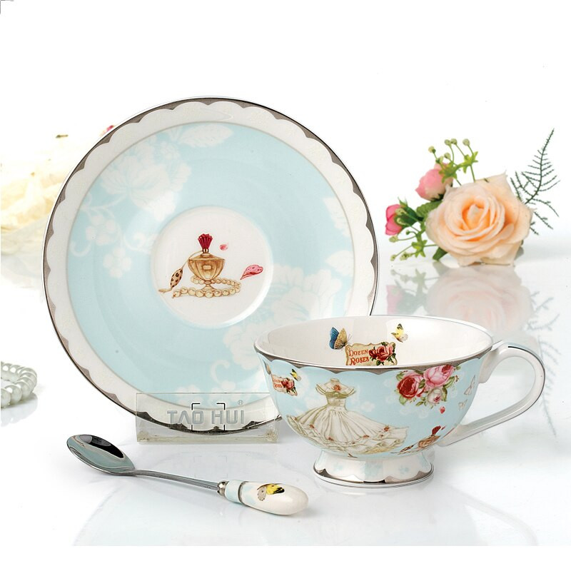 Creative Royal Teasets Vintage Rose Flower Bone China teáscsésze és csészealj és kanalas brit kávéscsészék ételek aranyozott díszítéssel