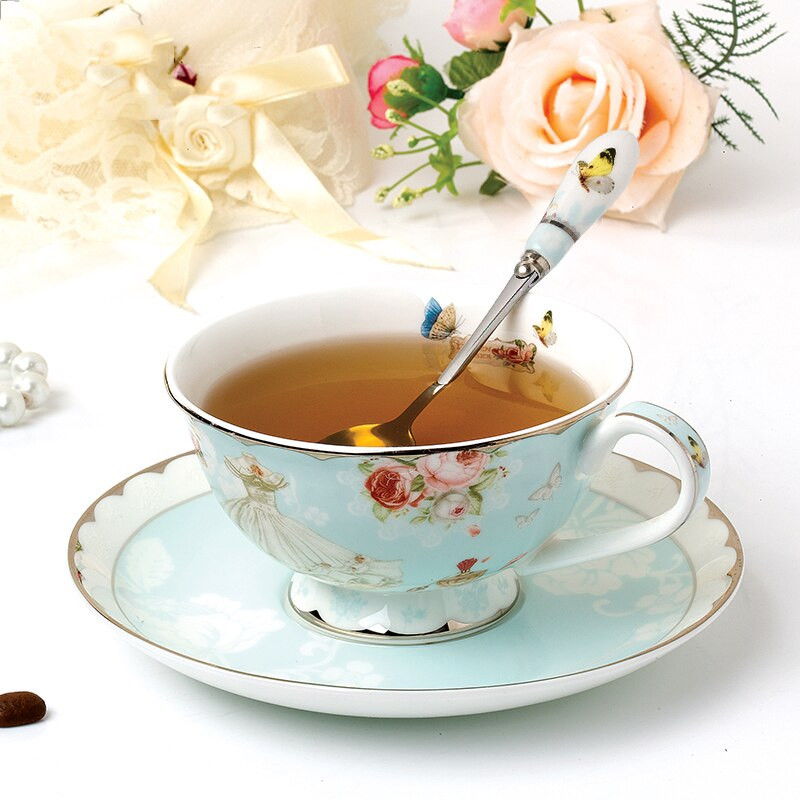 Creative Royal Teasets Vintage Rose Flower Bone China teáscsésze és csészealj és kanalas brit kávéscsészék ételek aranyozott díszítéssel