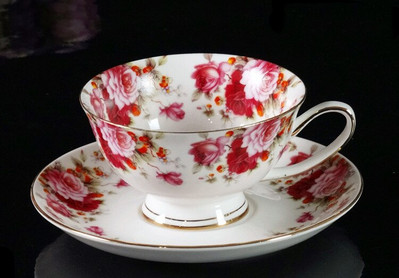 Luxus virágmintás délutáni teás csésze csészealj Kanál Bone China kávéscsésze készlet Európa Porcelán kerámia bögre Cafe Party Italkészlet