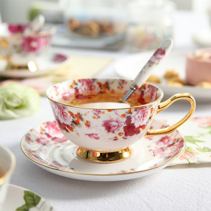 Luxus virágmintás délutáni teás csésze csészealj Kanál Bone China kávéscsésze készlet Európa Porcelán kerámia bögre Cafe Party Italkészlet