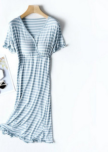 Раирана дамска нощница с къс ръкав за кърмачки