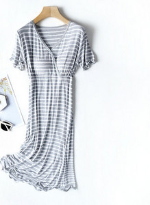 Раирана дамска нощница с къс ръкав за кърмачки