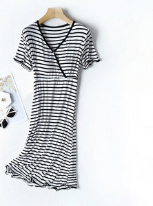 Раирана дамска нощница с къс ръкав за кърмачки