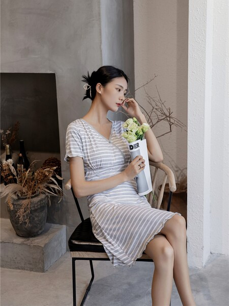 Раирана дамска нощница с къс ръкав за кърмачки