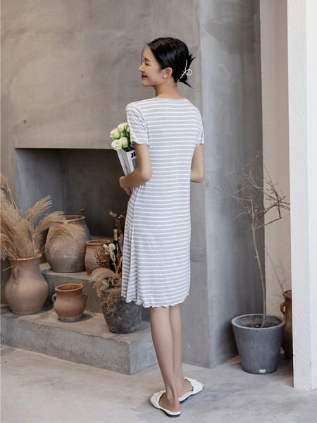 Раирана дамска нощница с къс ръкав за кърмачки