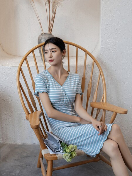 Раирана дамска нощница с къс ръкав за кърмачки