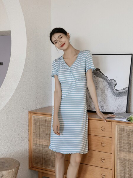 Раирана дамска нощница с къс ръкав за кърмачки