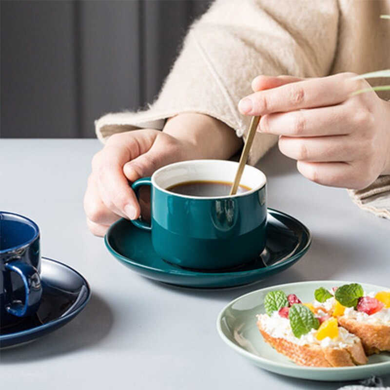 230 ml-es Nordic Style Tea csésze Háztartási virágos teáscsésze Brit délutáni tea csésze és csészealj készlet Egyszerű kávéscsésze tejes csészével