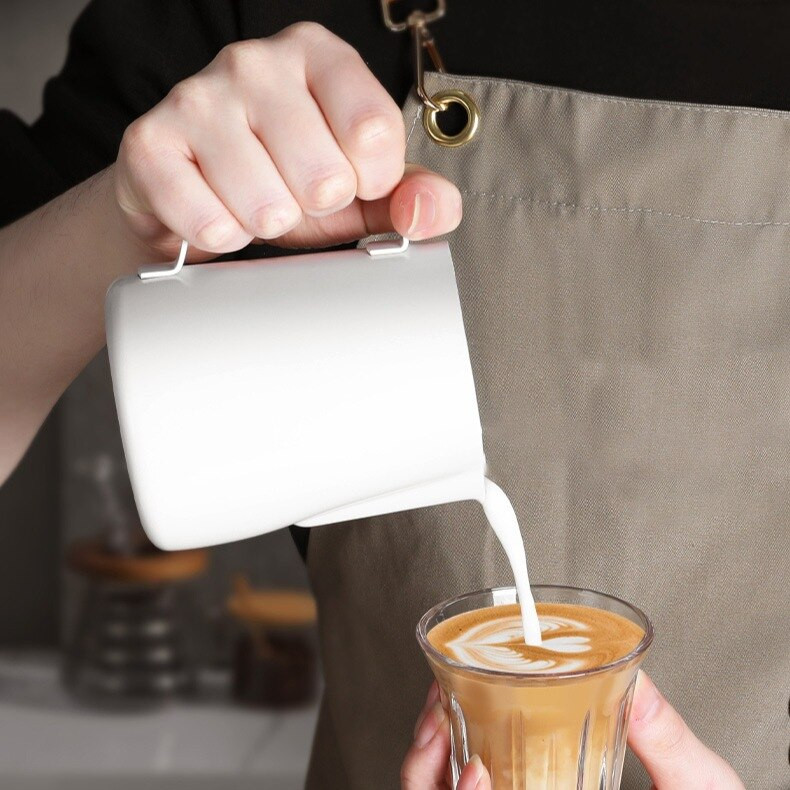 Fehér tejes edény belső mérleg 350 ml/500 ml rozsdamentes acél tejhab csésze Espresso Pull Flower csésze belső mérleg mérőpohárral