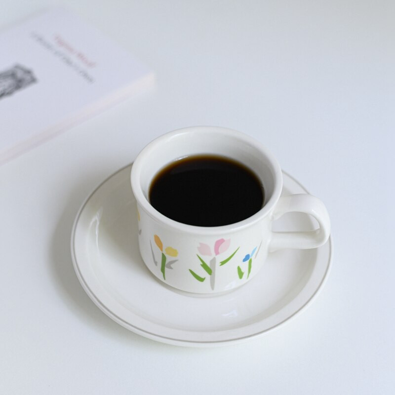 Friss tulipános porcelán kávéscsészék készlet csészealjjal 6 uncia aranyos virág eszpresszó csészék Latte csésze Vintage délutáni teáscsésze készlet