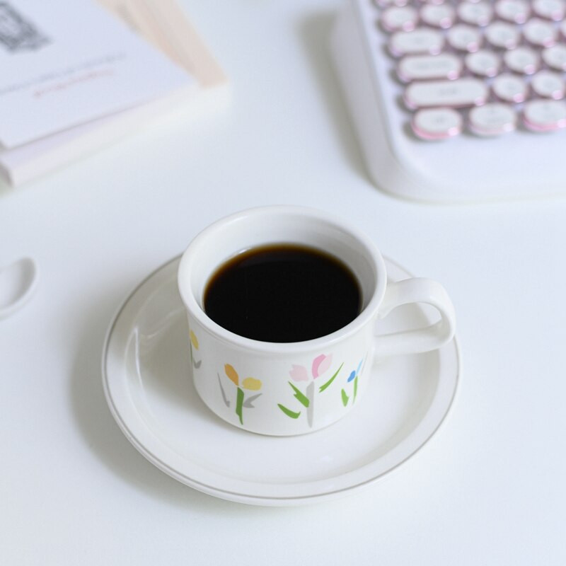 Friss tulipános porcelán kávéscsészék készlet csészealjjal 6 uncia aranyos virág eszpresszó csészék Latte csésze Vintage délutáni teáscsésze készlet