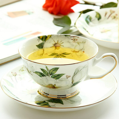 220 ML Комплект чаши за чай от костен Китай с чинийка Дизайн на камелия Tasse a Cafe Керамична чаша Чаши за еспресо кафе Чаша и чинийка