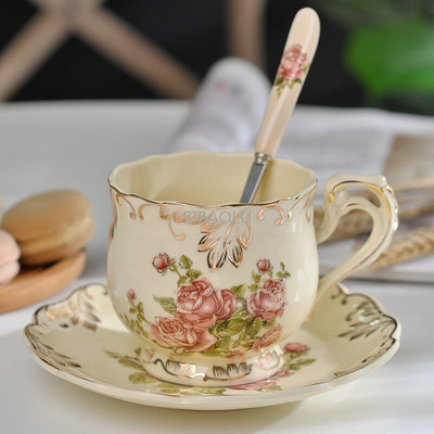 Forró akció Kreatív kerámia kávéscsésze és csészealj Kézzel festett rózsa porcelán teáscsésze és kanál klasszikus italajándék