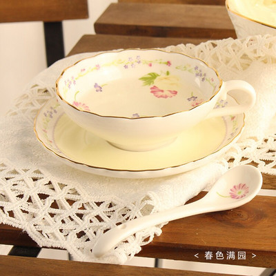 Európai stílusú 150 ml-es virágdizájn kávéscsésze és csészealj készlet Phnom Penh kerámia kávéscsészék délutáni teához Bone China