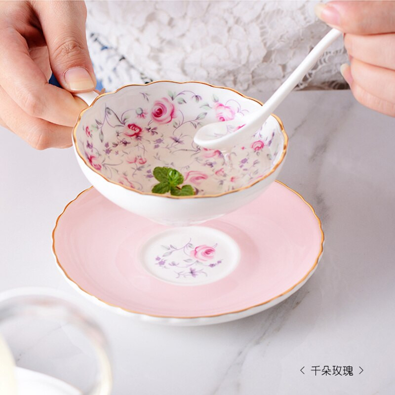 Európai stílusú 150 ml-es virágdizájn kávéscsésze és csészealj készlet Phnom Penh kerámia kávéscsészék délutáni teához Bone China