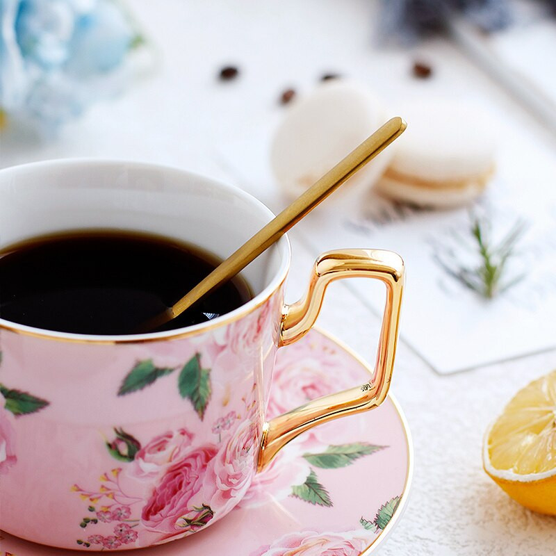 Moda cu margine aurie cu model de trandafiri, ceașcă de cafea din ceramică, set de farfurii pentru ceai de cafea de uz casnic, ceașcă de ceai de după-amiază simplă cu lingură