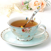 Elegáns teáscsésze készlet Bone China teáscsésze és csészealj szett virágmintás kávés csésze készlet teáscsésze desszert tányér porcelán ivóeszköz ajándék