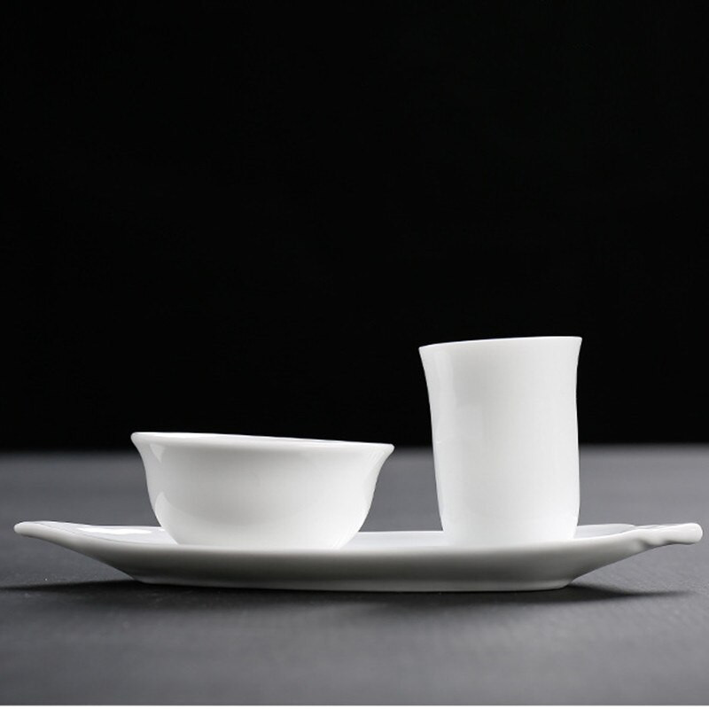 Vintage teáscsésze csészealjjal, fehér porcelán kávéscsészével, kerámia csészével és csészealjjal