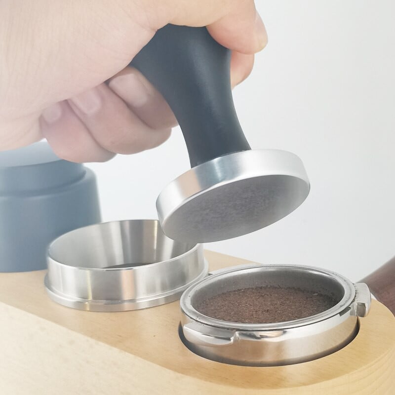 Medinės rankenos kavos miltelių plaktukas plokščio pagrindo tamperės kilimėlis 51 mm/53 mm/58 mm kavos įrankio dozavimo puodelis espreso malūnėlio priedai