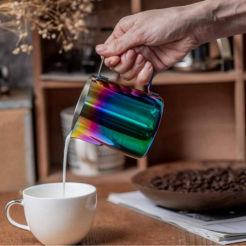20 oz tejhabosító kancsó díszítő műtollal, színes, rozsdamentes acél tejhabosító kancsó kávé gőzölő csészével
