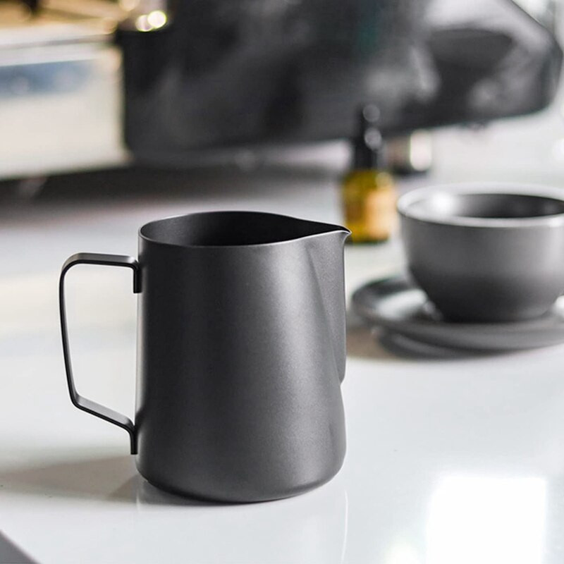 Tejhabosító kancsó rozsdamentes acél espresso gőzölő kancsók, kávé tejhabosító csésze díszítő műtollal