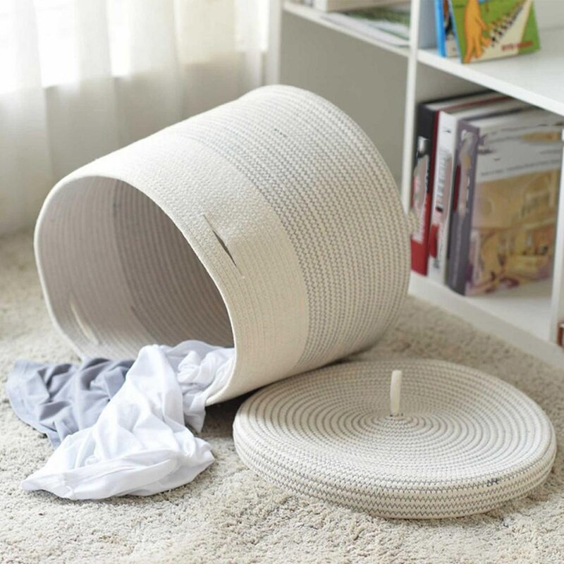 Puuvillase köiega kootud pesukorv kaanega, lapsed plüüsist mänguasjad, hoiustamisvahend, määrdunud riidekorv, mitmesugused esemed hoiutünn