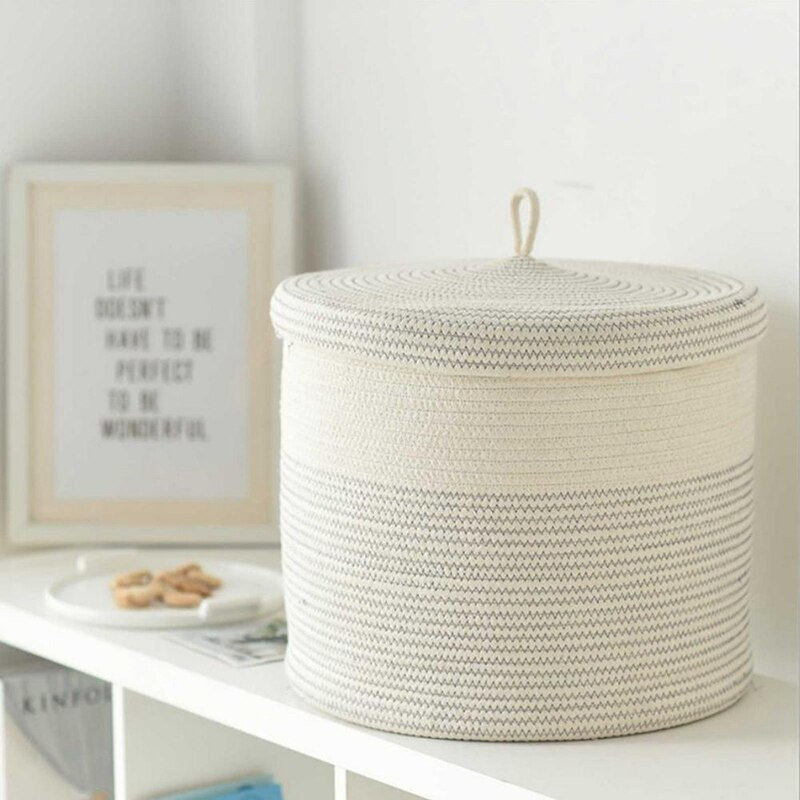 Puuvillase köiega kootud pesukorv kaanega, lapsed plüüsist mänguasjad, hoiustamisvahend, määrdunud riidekorv, mitmesugused esemed hoiutünn