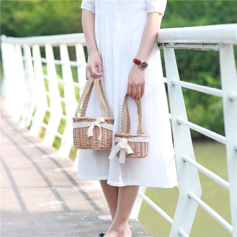 Virágos lány kosár fonott, fonott rattan virágkosár fogantyúkkal betétekkel Tárolókosár kempinghez, esküvőhöz, otthonhoz, kerti dekorációhoz