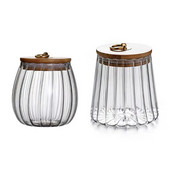 Uždarykite skaidrų stiklinį prieskonių puodo indelį su dangteliu druskos ir pipirų laikymo dėžute