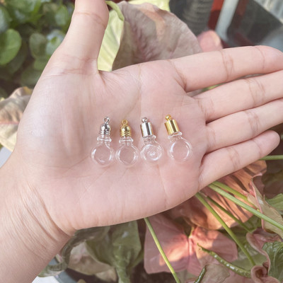 8X Mix Stílusú üvegfiola medál Mini Parfüm Olaj Palack Bűbáj Rizs Fiolák Ragasztós Kupak Nyaklánc Charms DIY Név a Rice Art ékszereken