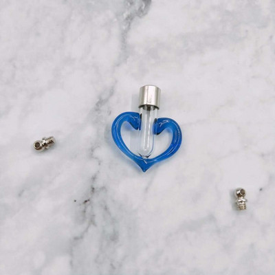 10 tk/partii südamekujuline keeratava korgiga klaasviaali ripats Miniatuurne parfüümiõli pudel Kristallkaelakee ripatsi nimi või riisikunsti purgid