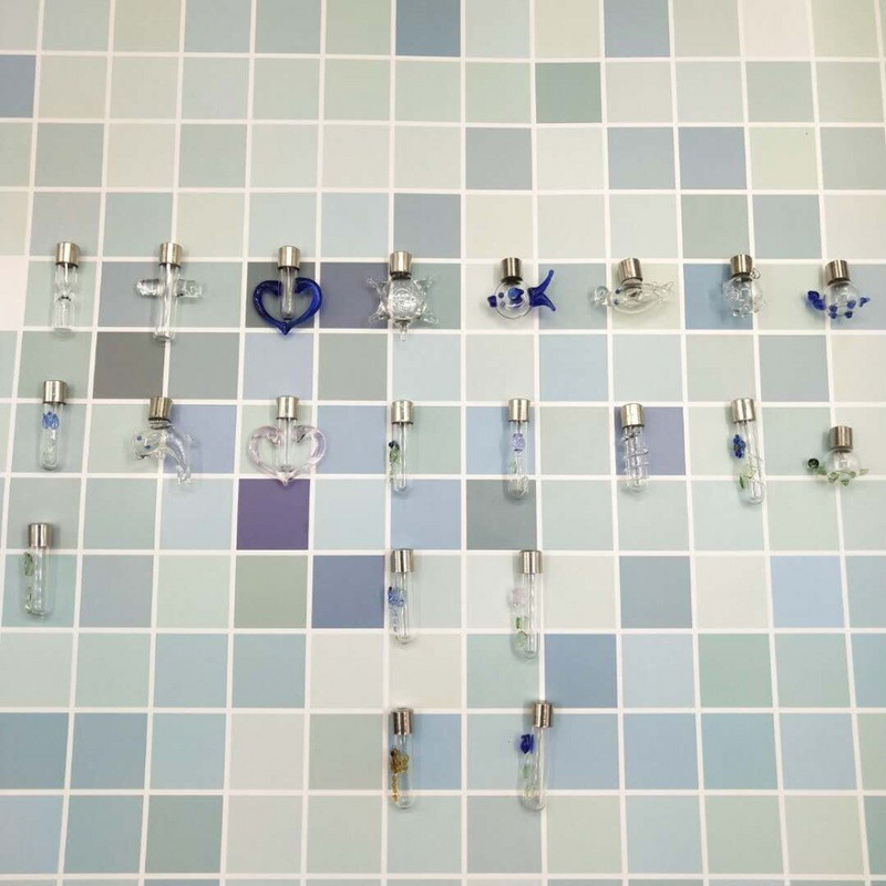 10 tk/partii südamekujuline keeratava korgiga klaasviaali ripats Miniatuurne parfüümiõli pudel Kristallkaelakee ripatsi nimi või riisikunsti purgid