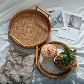 Rankų austo rotango laikymo padėklas Vaisių duonos pyragas Užkandžiai Maisto krepšelis su rankena Apvalios formos lėkštė Namų virtuvės apdaila