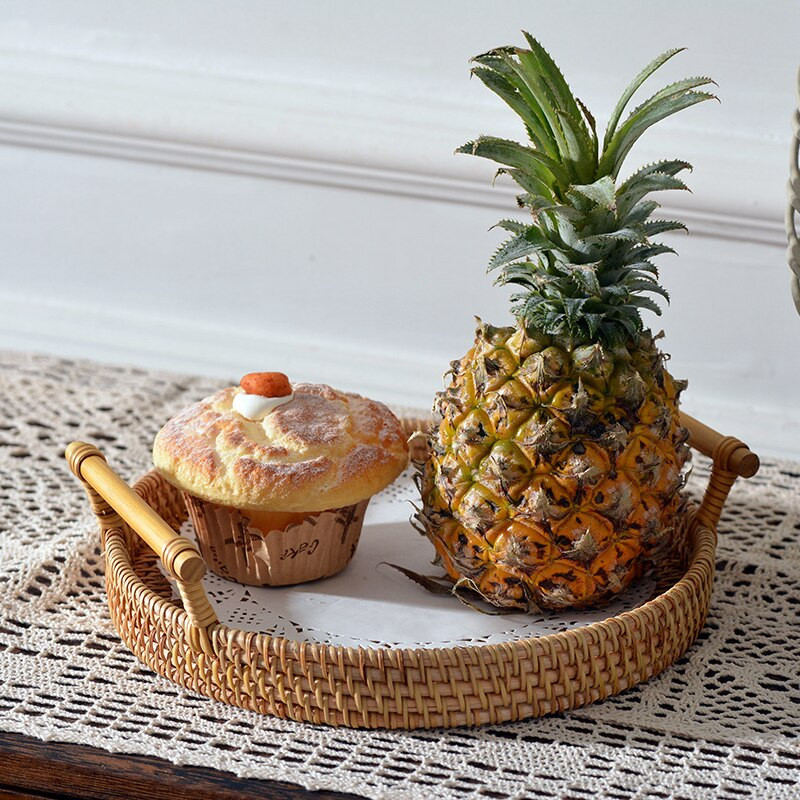 Rankų austo rotango laikymo padėklas Vaisių duonos pyragas Užkandžiai Maisto krepšelis su rankena Apvalios formos lėkštė Namų virtuvės apdaila