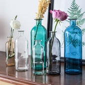 Átlátszó festett üvegváza kézműves lakberendezés nappali és könyvesbolt kávézó asztali dekorációjához