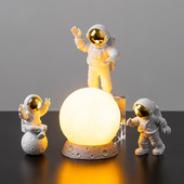 3Pc astronaut Decor Akcijske figure i Moon Home Decor Smola Astronaut Statua Soba Dekoracija uredskog stola Poklon za dječaka