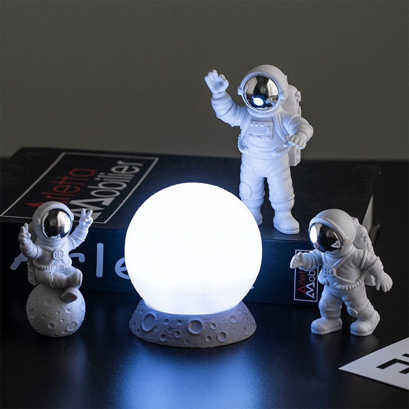 3Pc astronaut Decor Akcijske figure i Moon Home Decor Smola Astronaut Statua Soba Dekoracija uredskog stola Poklon za dječaka