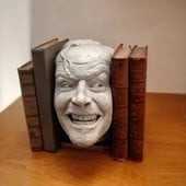 2022 m. spindinčios knygynų bibliotekos skulptūra Štai Johnny Sculpture Resin darbalaukio ornamentas Juokingas knygų lentynos statulų dekoras